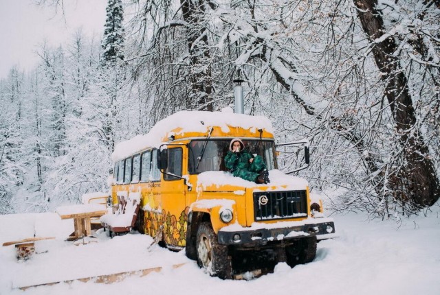 «Автобус в лесу»: как чуваки отвезли старые автобусы в лес и сделали из них туристические приюты