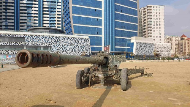 Выставка трофейной военной техники в Баку