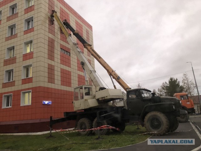 В Салехарде стену недавно построенного дома подперли краном, чтобы защитить от ветра
