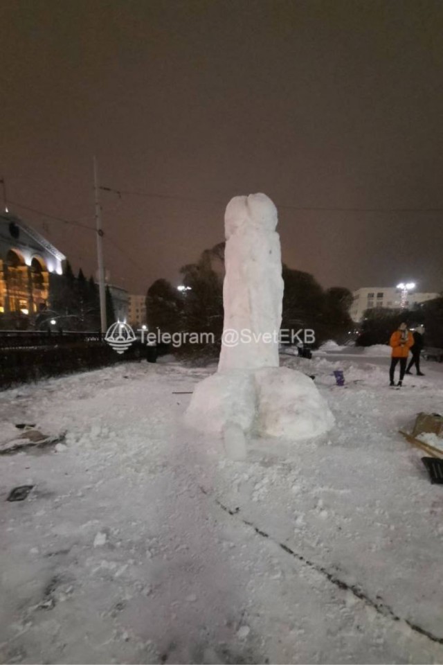 Снежные члены в Екатеринбурге вышли на новый уровень... четырехметровый уровень