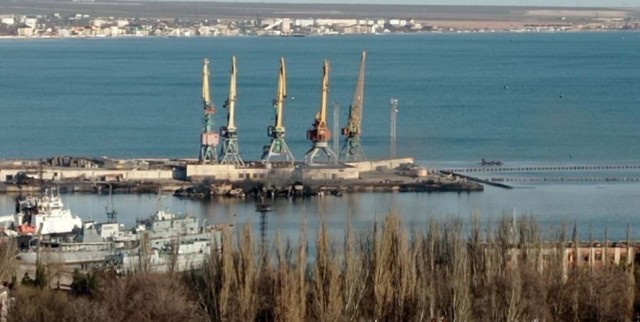 В порту Феодосии слышны взрывы - возможно взорван БДК Новочеркасск