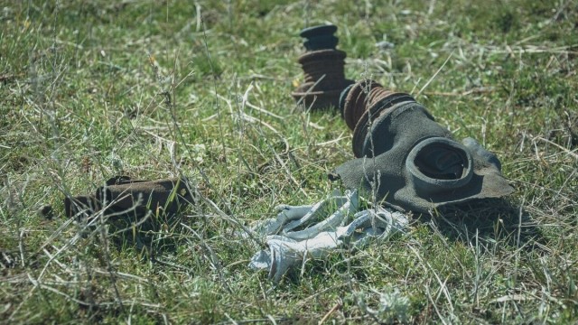 Воинские останки вылезли наружу у кладбища в Россошках