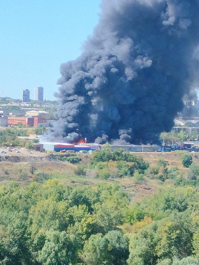 Пожар на складе тушат в подмосковной Балашихе