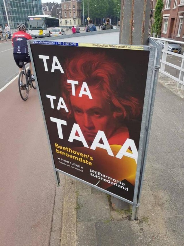 Всякие афиши там, объявления