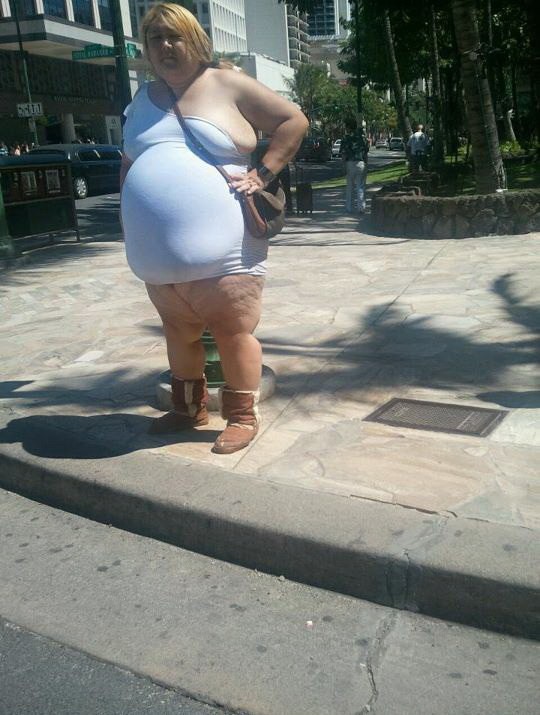 Кокетка лямочку спустила...