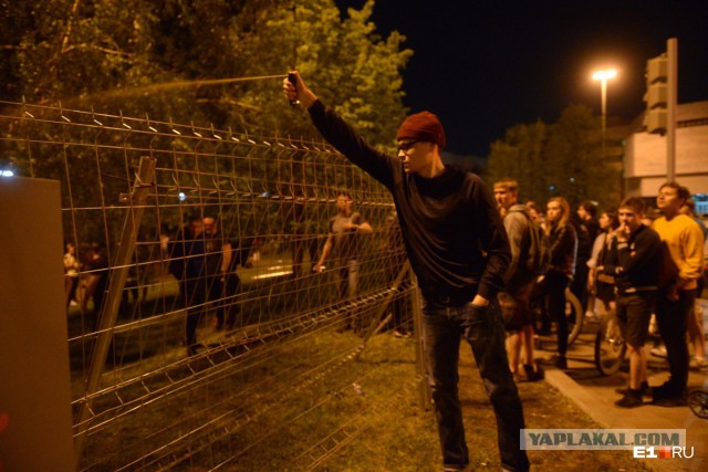 В Екатеринбург к скверу приехал ОМОН. Все, похоже, серьезно