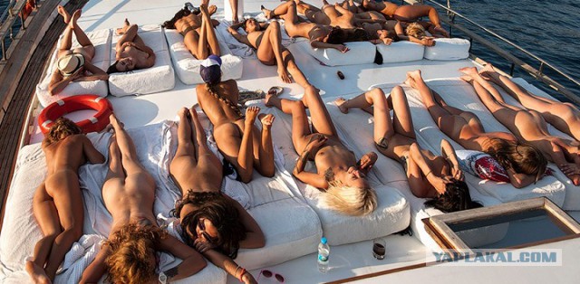 Девушки в купальниках на шикарной яхте РПЦ