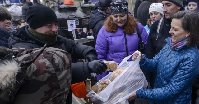 Кадры общения Джоли с беженцами на вокзале во Львове.
