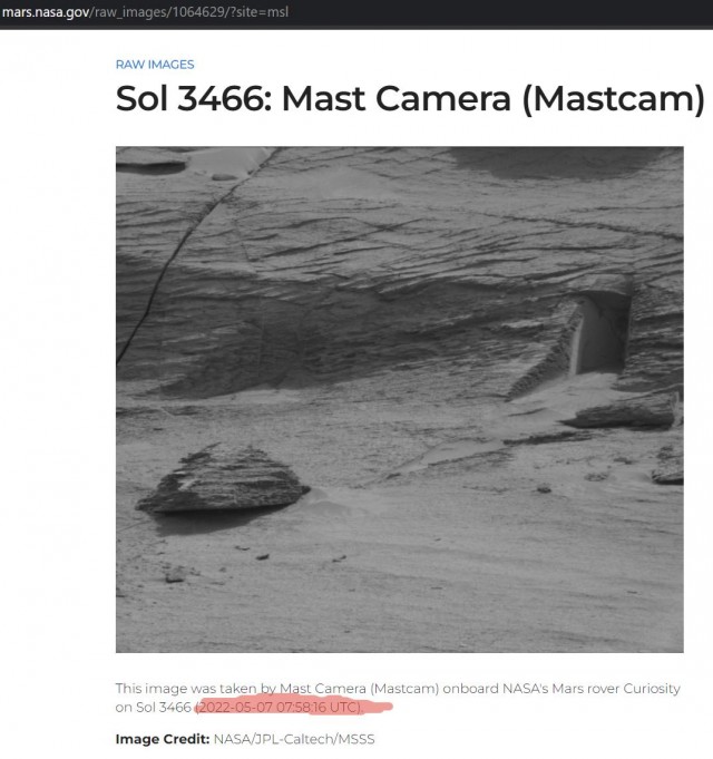 Марсоход Curiosity сфотографировал похожий на рукотворный «вход» в скалу