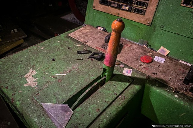 Макет угольной шахты с оборудованием в замурованном здании на окраине Воркуты