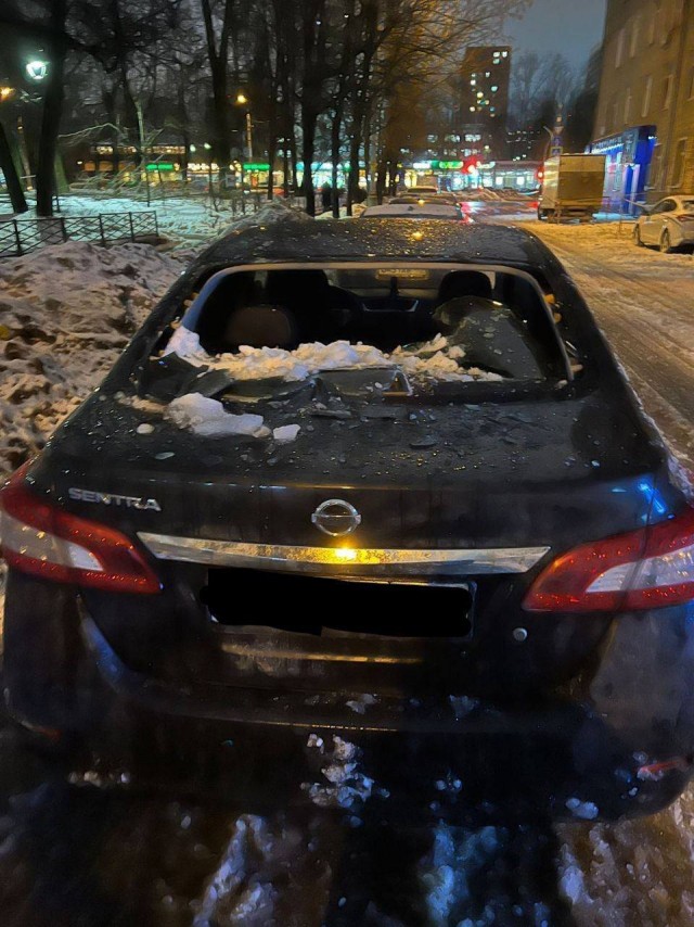 Беспощадная чистка льда с крыши дома в Москве