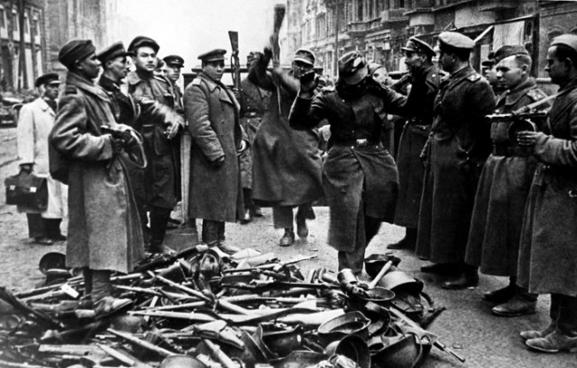 Как банда бывших эсэсовцев переодевшись в советскую форму грабила жителей Берлина. Что с ними стало