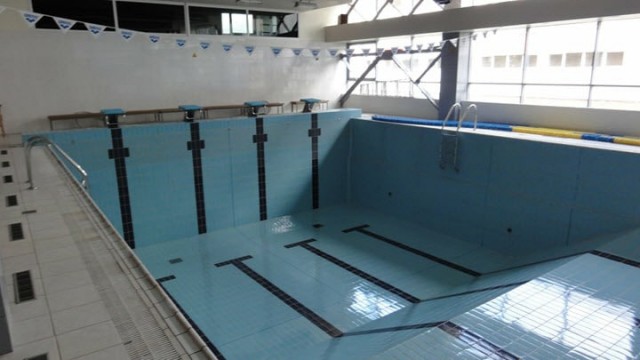 С какой высоты вы можете прыгнуть в воду, прежде чем она будет ощущаться как бетон и станет смертельно опасной?