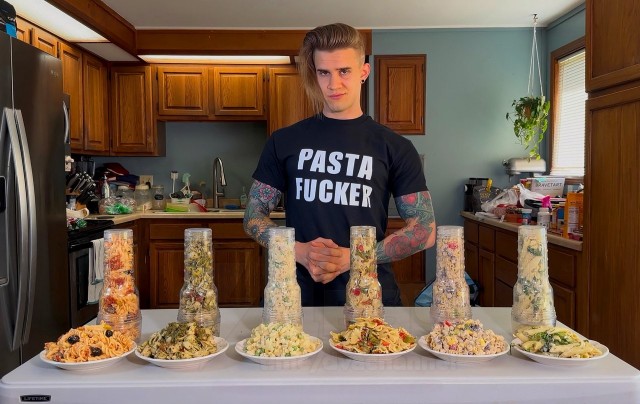 Порноактёр, который занимался сексом со всеми видами еды