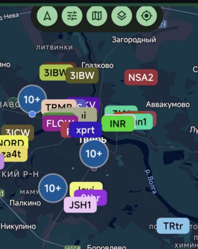 Пока депутаты предлагают вернуть таксофоны, а ученые советуют ориентироваться по звездам и Солнцу, москвичи справляются с отсутствием мобильного интернета мемами