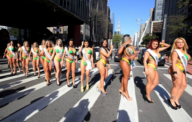 Участницы "Miss Bumbum 2015" прошлись по улице