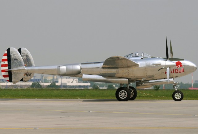 Многоцелевой истребитель P-38 «Lightning»