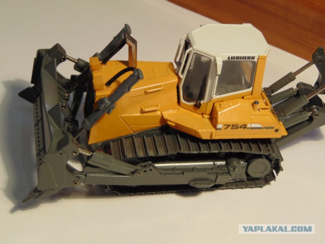 Mikromodellbau. Оживил стендовую модель бульдозера в масштабе 1/50.