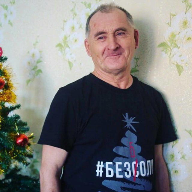 Знаменитому дедушке из Бийска подарили новогоднюю елку и 25 000 рублей