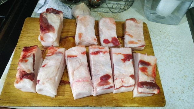 Холодает, пора нагуливать жирок. Солю сало