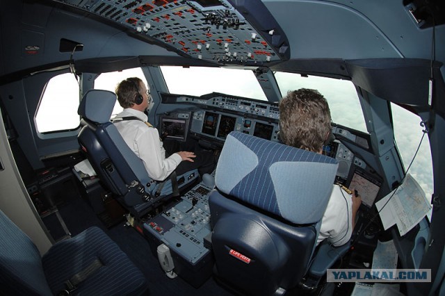 Пассажиры рейса Nordwind пожаловались на посторонних в кабине пилота