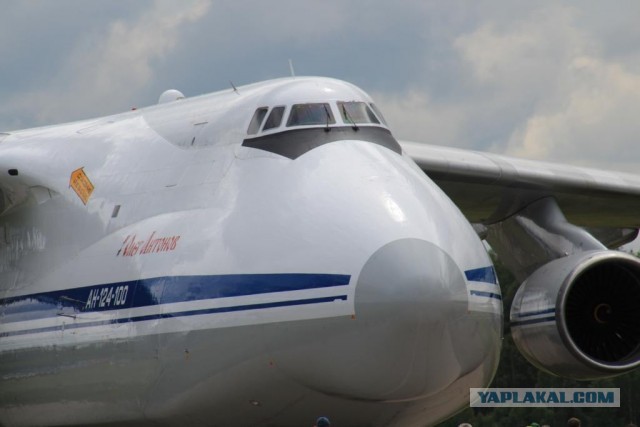 Самолет АН124 "Волга-Днепр" Антонов в Лондоне. Посадка. Взлет