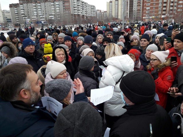 В Екатеринбурге на улице собрались недовольные введением QR-кодов граждане