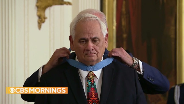 Новая реальность США. Джо Байден вешает мужику медаль на спину.