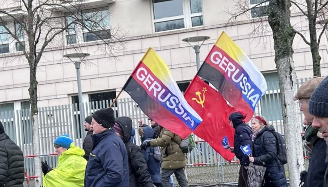 Люди в Берлине несут цветы к российскому танку
