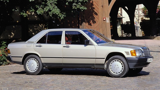 Маленький, но настоящий: как создавали Mercedes 190 и почему он стал звездой