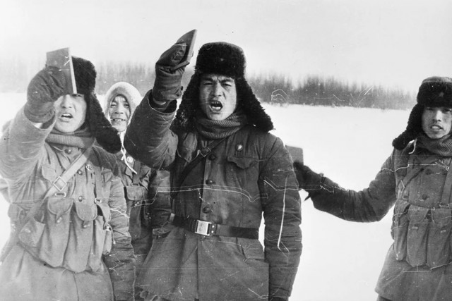 Десятки китайцев собрались возле ГУМа в Москве с флагами и что-то кричат
