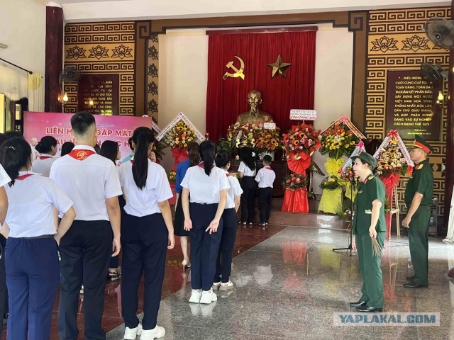 Вьетнам. ДаНанг. Пионэры, военщина.