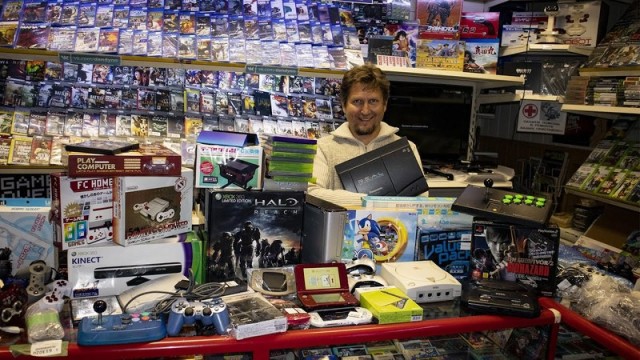 Ничего необычного, просто ларёк в Ейске, в котором всё ещё продают игры на старые консоли