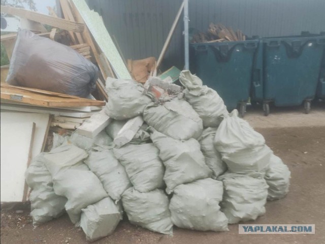 Лайфхак Ленобласти: строительный мусор заворачивают обратно хозяину под дверь