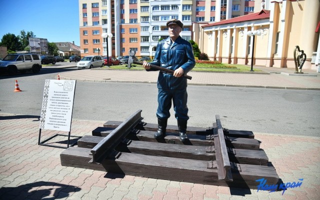 В Беларуси во время ливня в свободное плавание отправилась скульптура железнодорожника