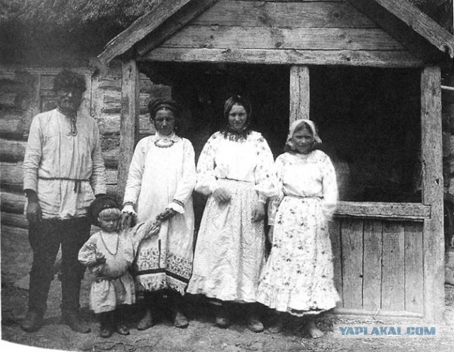 Почему русские не носят национальную одежду на улице?
