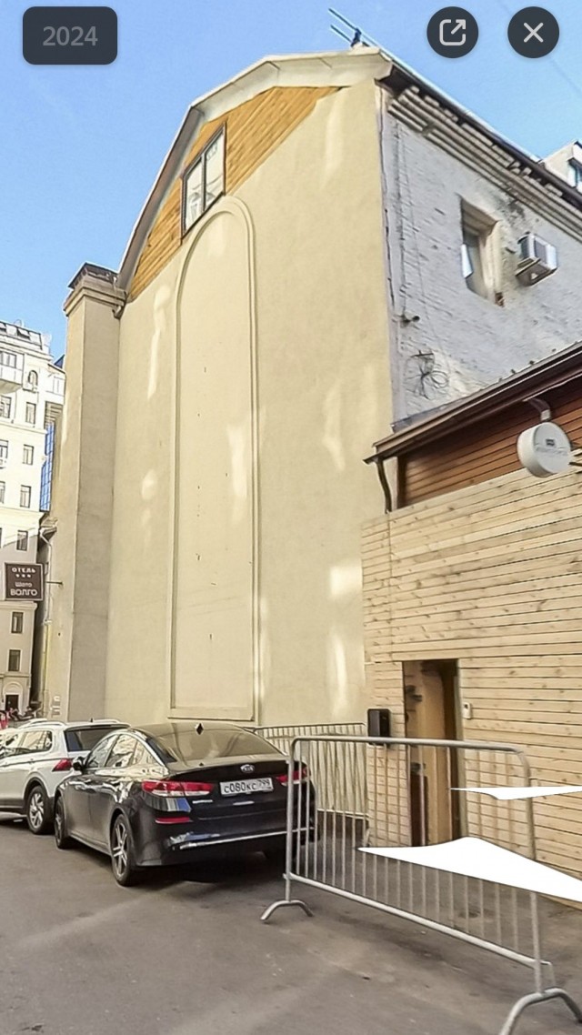 Москвичи установили на крыше окна и обустроили дополнительный балкон