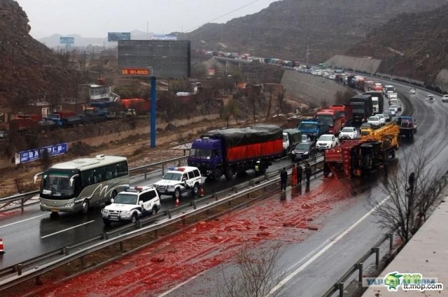 В Китае грузовик врезался в митинг