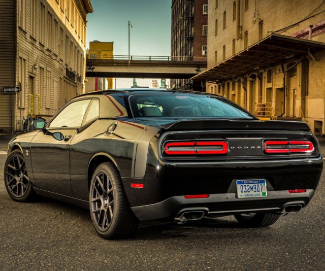 Гонка Chevrolet Corvette и Dodge Challenger