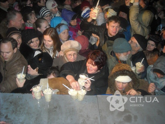 А парень не промах! Школьник без стыда пришел в бургерную и набрал себе десять литров бесплатной газировки по акции