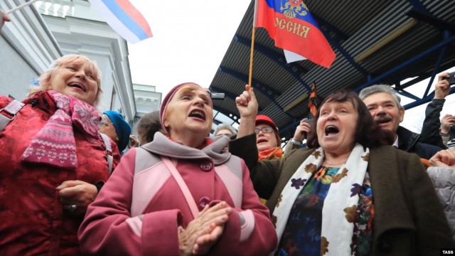 Я даже не знаю, как это обозвать... но - пенсионерка целует вагон крымского поезда