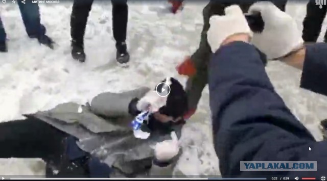 Один из митингующих вышел к сторонникам Навального с провокационным плакатом. Ответ толпы долго ждать не пришлось