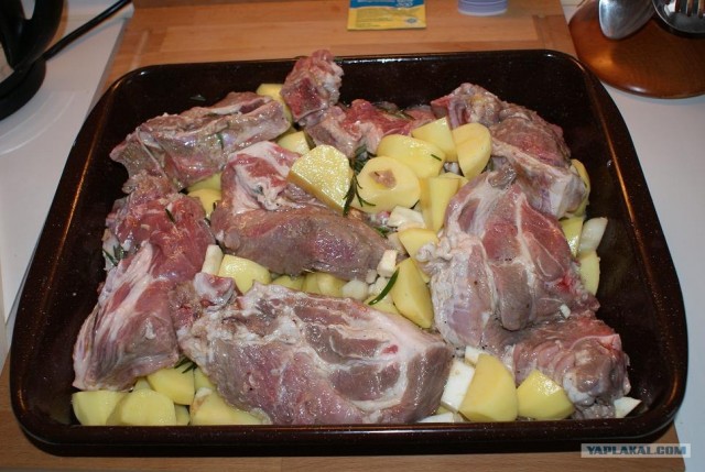 Маринованная свинина скартошкой,грушей и сельдерее