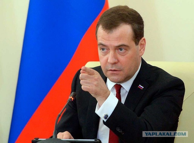 Медведев заявил, что единороссам «не стыдно смотреть в глаза людям»