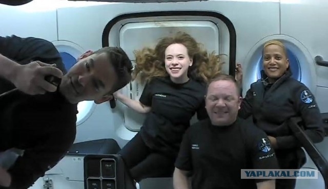 Первый гражданский экипаж SpaceX для полёта на орбиту в скафандрах