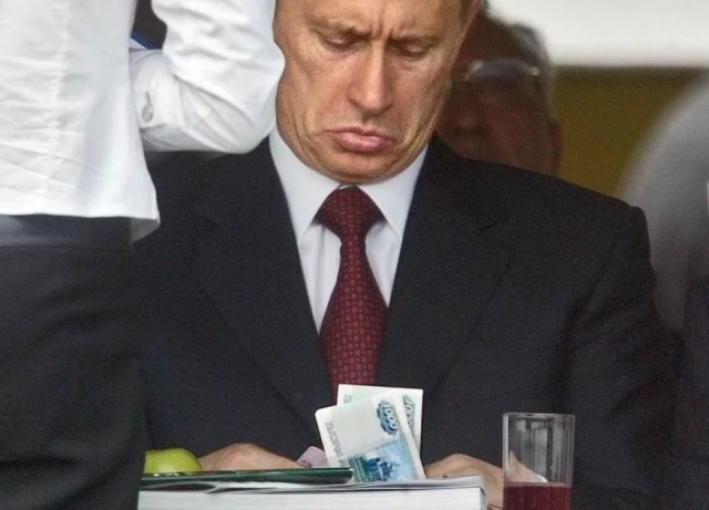 Путин поручил повысить прожиточный минимум в 2022 году на тысячу рублей