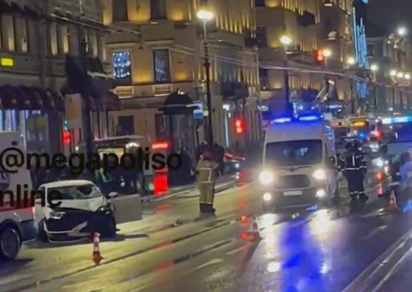 В центре Петербурга машина сбила двух человек на пешеходном переходе, один мужчина погиб
