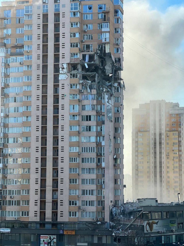 Появилось видео попадания снаряда в жилой дом в Киеве
