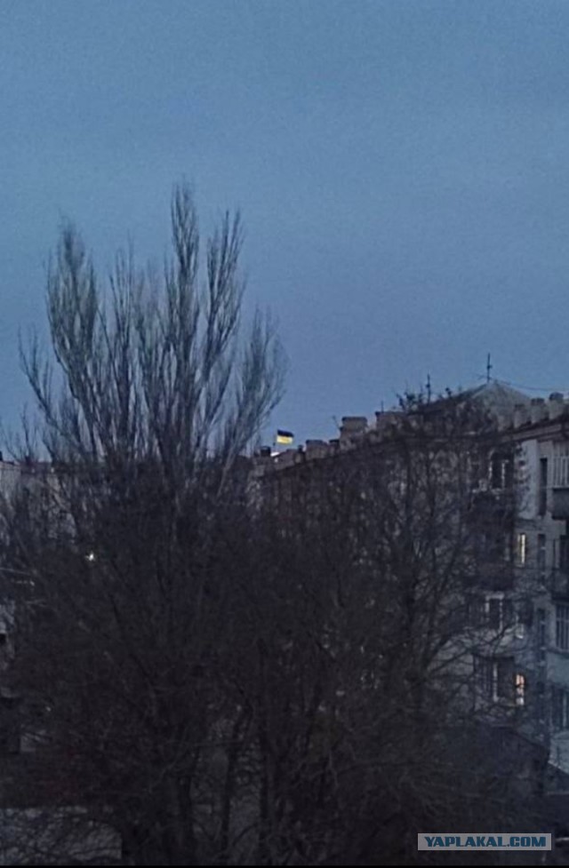 Русский флаг  развевается в центре Херсона