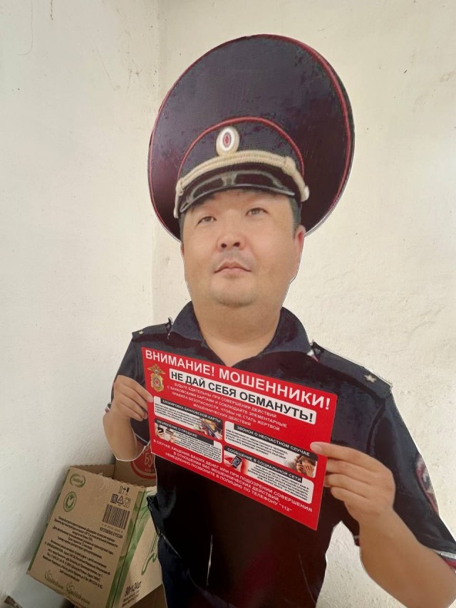 Вот такие картонные фигуры увидел сегодня в разных магазинах поселков Калмыкии